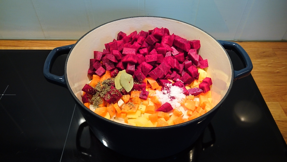 Ferdigkuttede grønnsaker i gryta. Ferdigkuttede grønnsaker