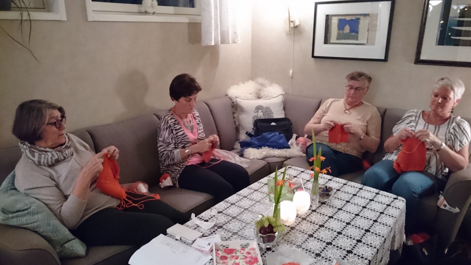 Her går det unna med strikkinga. Her går det unna med strikkinga.