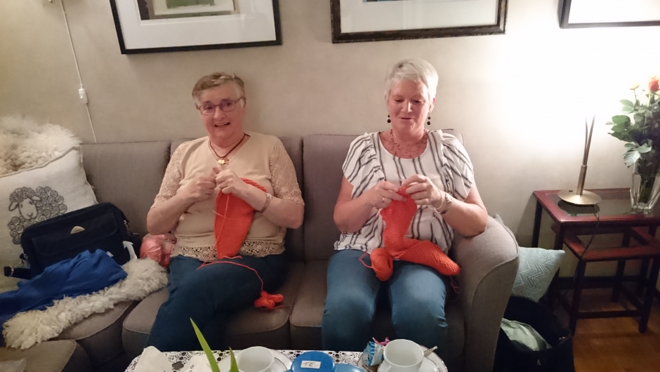 Her blir det skjerf i lange baner. Eldbjørg og Kjersti. Eldbjørg og Kjersti