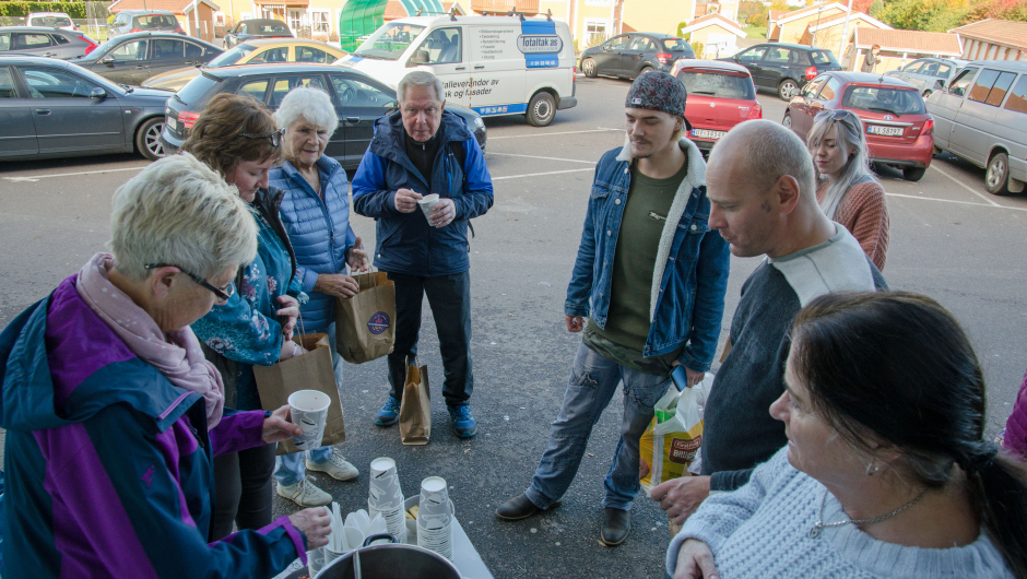 Det ble etterhvert kø av folk som ville smake på grønnsaksuppe Det ble etterhvert kø av folk som ville smake på grønnsaksuppe