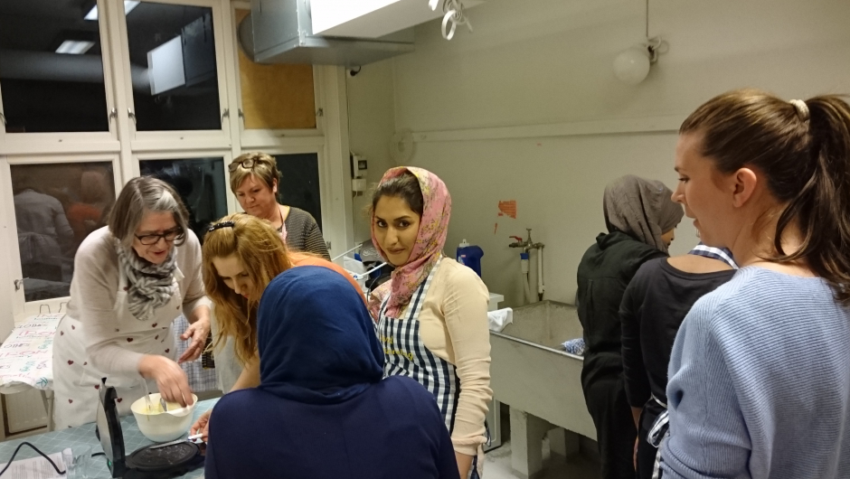 Sissel instruerer i krumkakebakst Julekakebakst