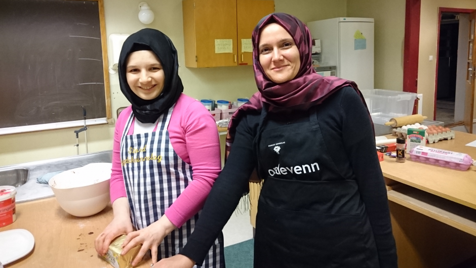 Emine og Ayfer lager tyrkiske kaker, elmas kurabiye Tyrkiske kaker