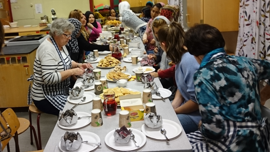 Trivelig bordsete med kakesmaking Trivelig bordsete med kakesmaking