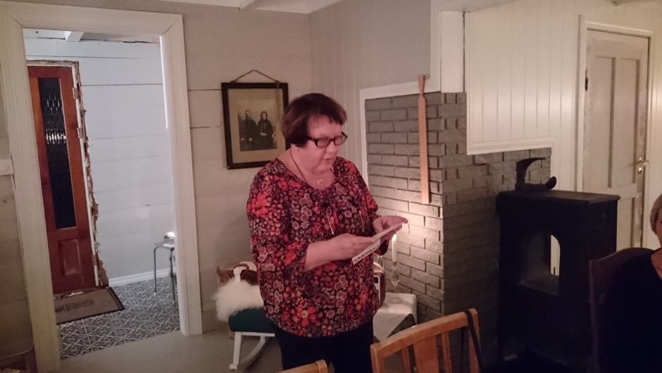 Peggy leser " De fire lysa" Julemøte på Førland.