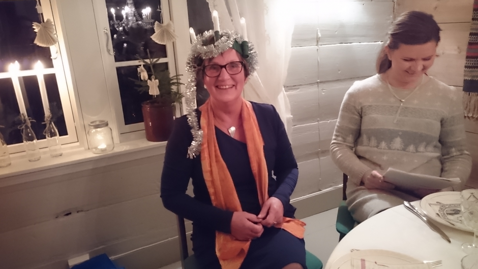 Guro er fornøyd med at Lucia , Alfhild, også kom. Julemøte på Førland.