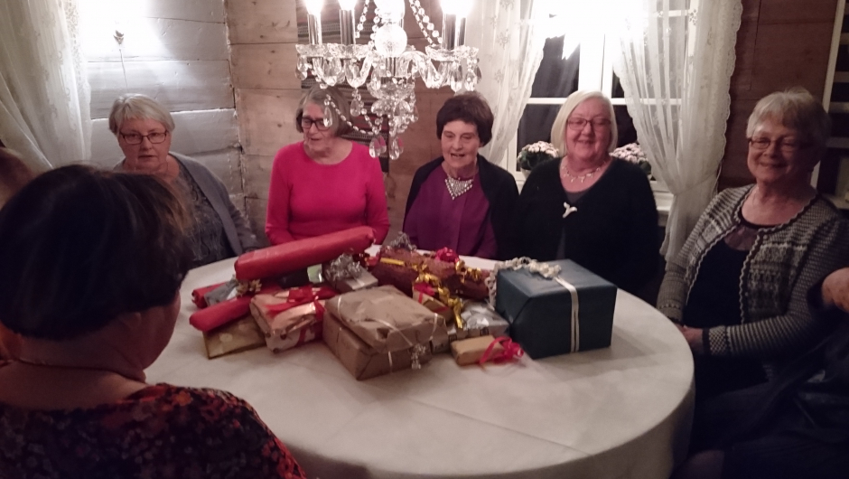 Her skal det bli pakkeleik. Julemøte på Førland