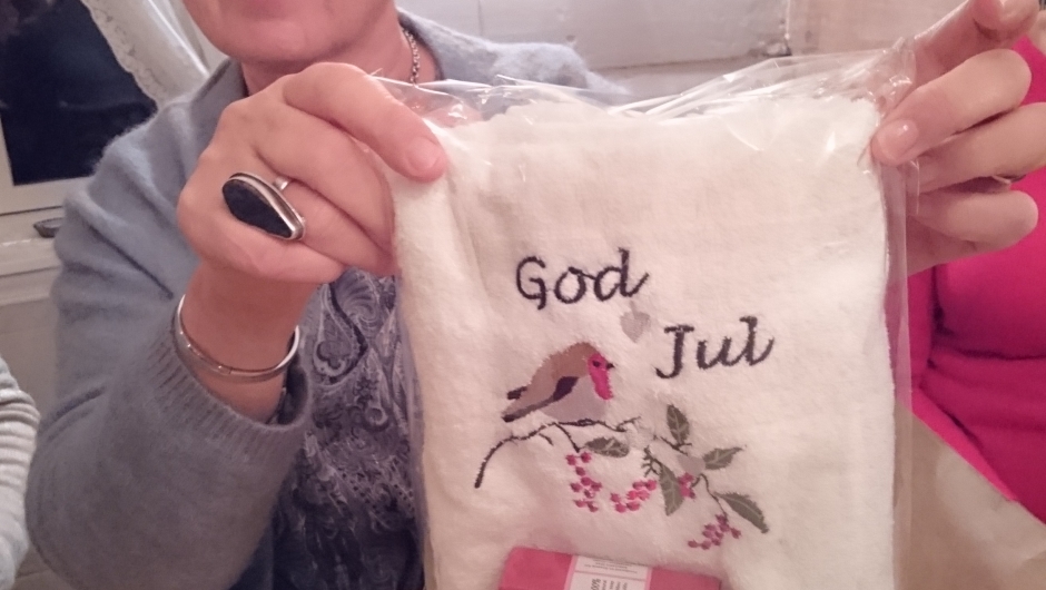 Reidun har fått utstyr til julefjelginga. Julemøte på Førland