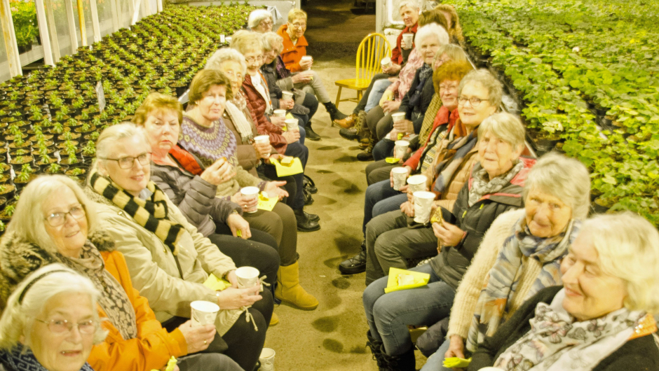 Damene satt lydhøre og fikk kanskje noen nye tips til hage og balkong planter Damene satt lydhøre og fikk kanskje noen nye tips til hage og balkong planter