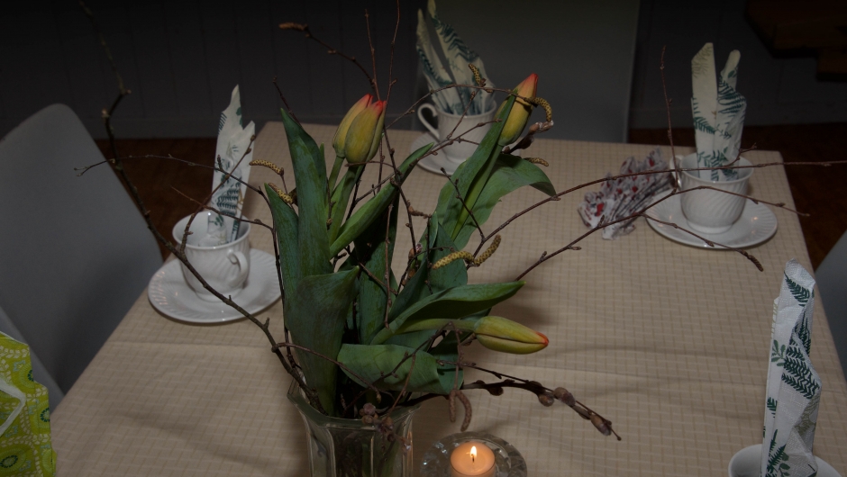 vakkert vårpynta bord Vakkert vårpynta bord