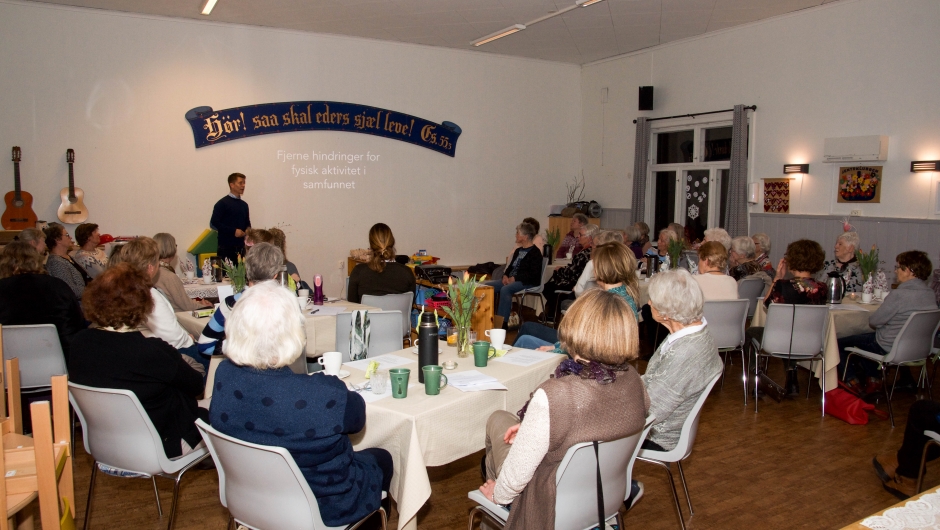 Lydhøre bygdedamer , lytter til lege Ole Petter Hjelle Lydhøre bygdedamer, lytter til lege Ole Petter Hjelle