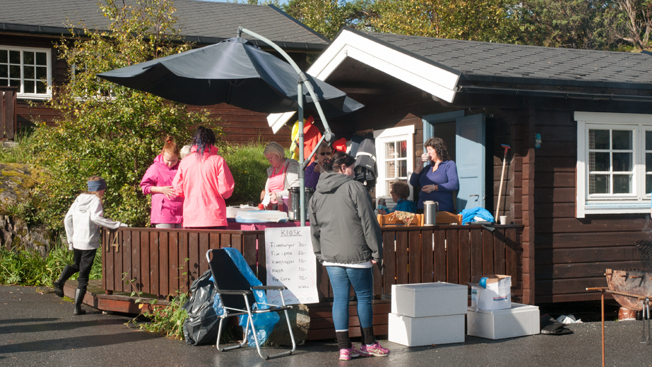 Fiskeburger, kaffe og kaker gikk unna. Bygdekvinnelaget matsalg