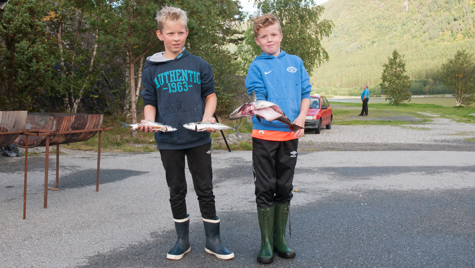 Lykkelige vinner i Barneklassen Matho Frisvoll To lykkelige gutter med fisk