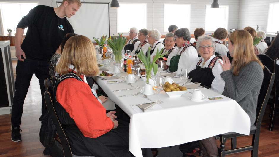 Me fekk servert hjortefilet, grønsaker og poteter, nydeleg og rikeleg....herleg sjokolade fondant og is til dessert.