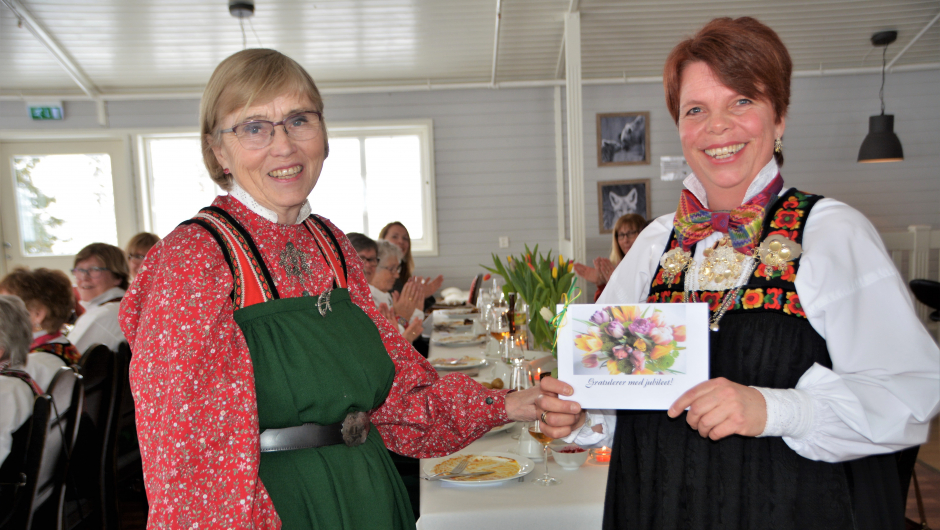 BBK overrekte gåve, Inger Margrethe og Lisbeth.