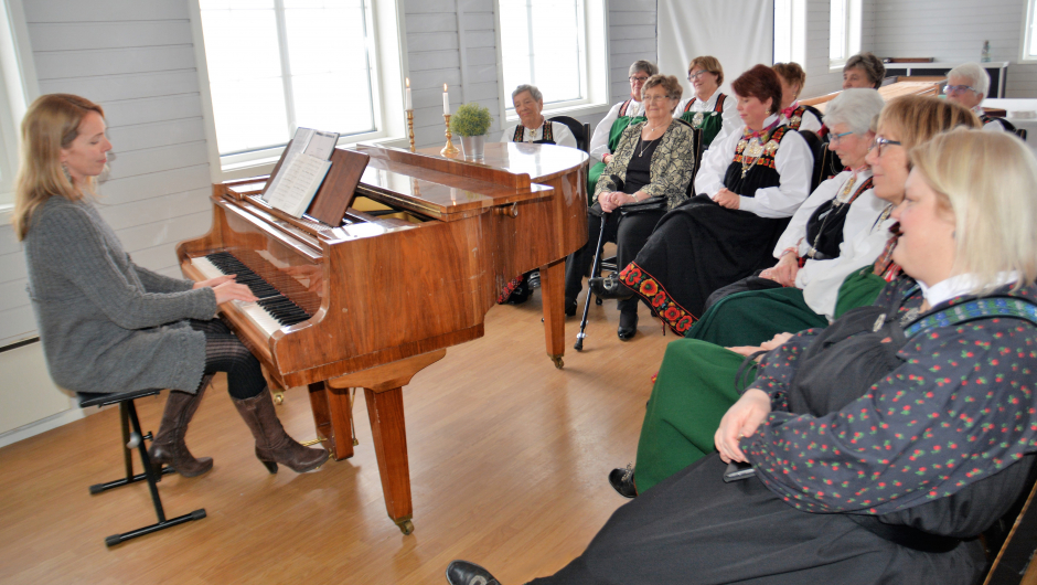 Marit Sehl ved pianoet.