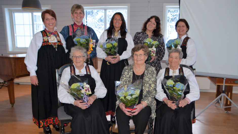 Leiar Lisbeth saman med årets jubilantar. I fyrste rad har vi både 85 og 80 års jubilantar. Fra v.:Ruth Trintrud, Astrid Arnegard og Marit Teigen. Bak. 50 års jubilantar:Solveig Arnegard, Oddveig Tveitehaug, Annlaug Tveito og Susanna Aschehoug