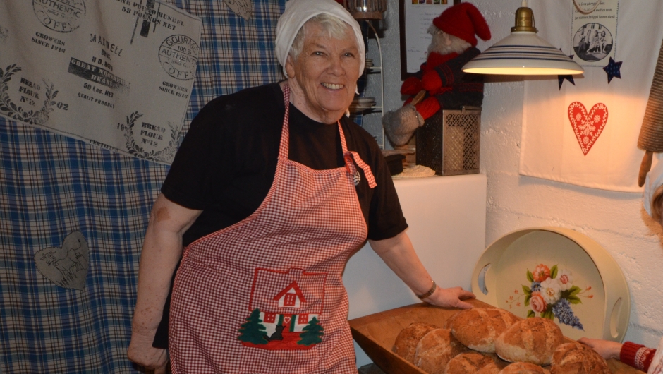 Eva Pedersen er ei dreven bakstedame. Bakerovnsbrød er uimotståelig