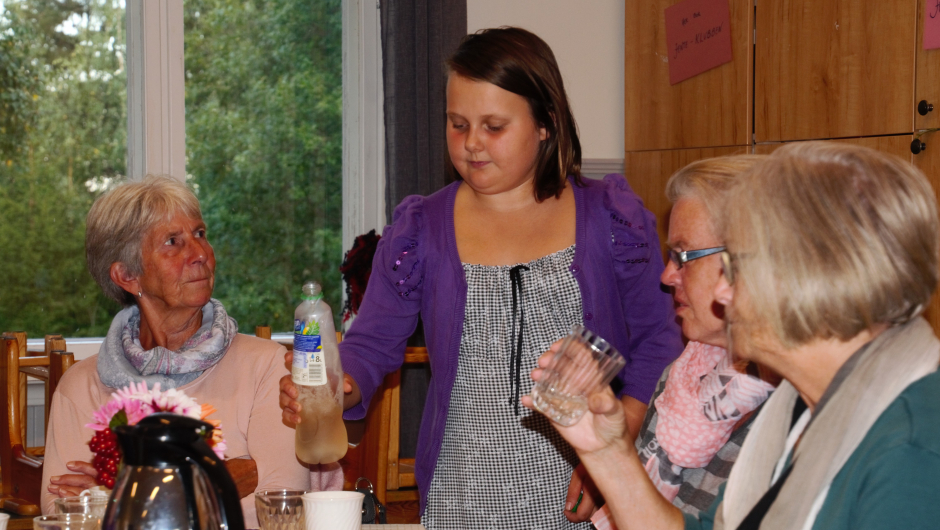 Damene er litt skeptiske, men oj så godt det smakte Rebeca serverer oss saft fra bjørkeblader