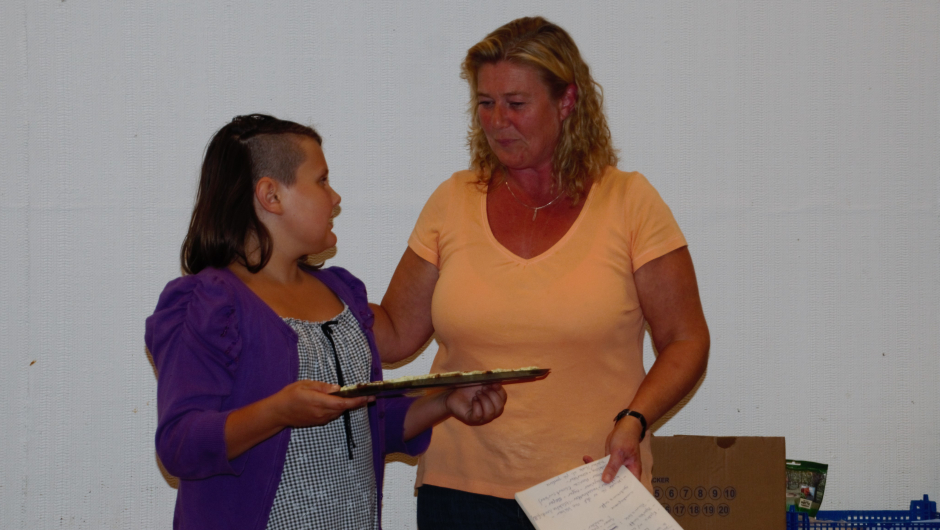 Nå skal vi få smake løvetannsirup, servert på gode oster Ella Grorud med datteren Rebeca