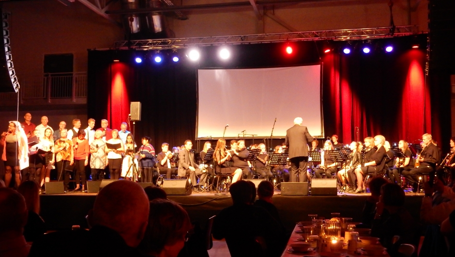 Korps og prosjektkor på stor scene. Korps og prosjektkor på stor scene.