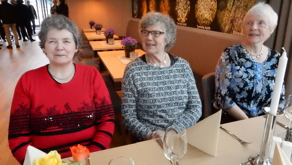 Fornøgde bygdekvinner. Fornøgde bygdekvinner.