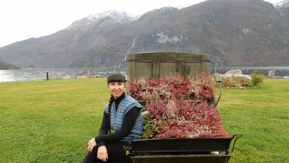 Sosan Asgari Mollestad poserer utanfor Fjordhotellet. Sosan Asgari Mollestad poserer utanfor Fjordhotellet.