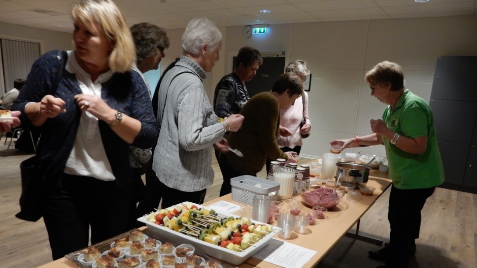 Kaffi og eplekake, og elles spennande byggrettar. Kaffi og eplekake baka av Nelly, og elles spennande byggrettar.