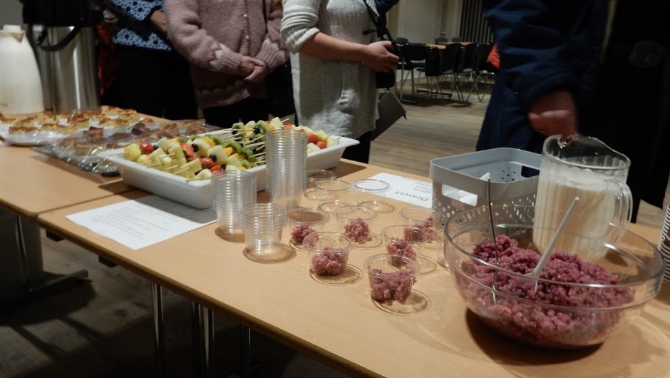 Desserten var bygg blanda med tyttebær,- og ørlite fløyte på. Desserten var bygg blanda med tyttebær,- og ørlite fløyte på.