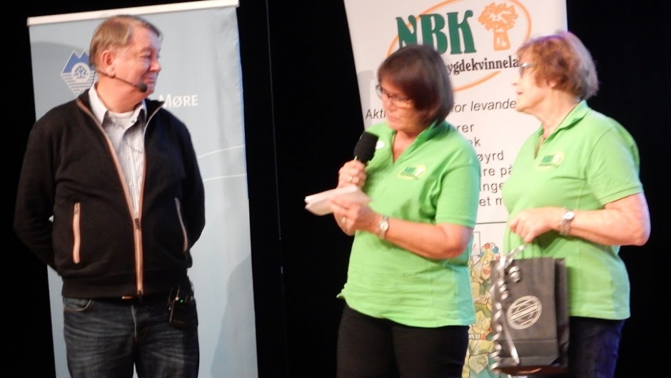 Gjestane fekk også gåver,- Risvik fekk belte frå Oddbjørn Kleppe, G. Brundtland fekk flott skjerf frå Ullåven i Fjørå.. Gjestane fekk også gåver,- Risvik fekk belte frå Oddbjørn Kleppe, G. Brundtland fekk flott skjerf frå Ullåven i Fjørå..