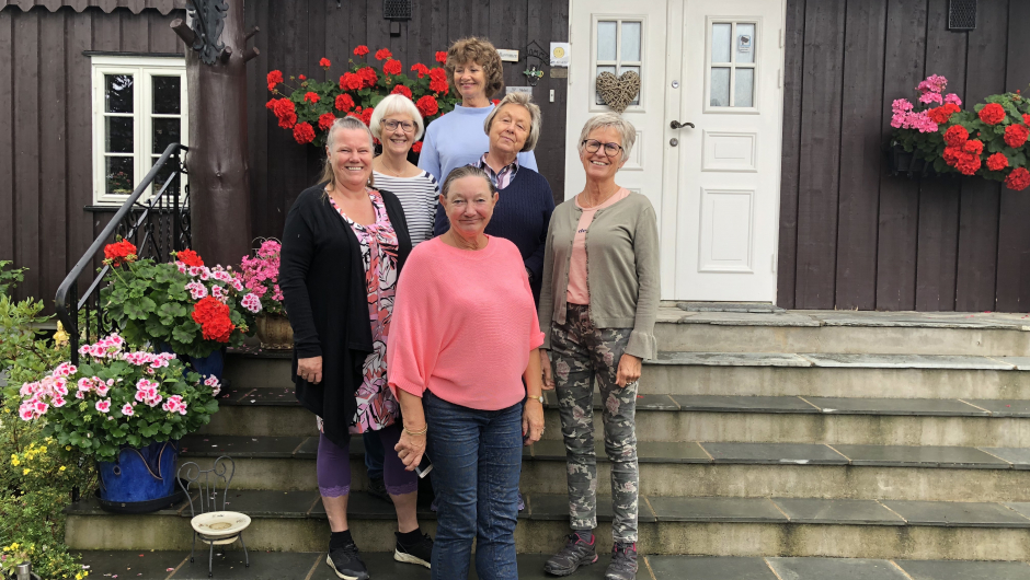 Og her er vi samlet til offisiell fotografering på trappa Styret