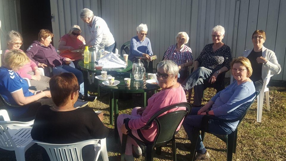 Dugnadsgjengen samlet til kaffe og svele! Vi vet å kose oss mellom slagene!