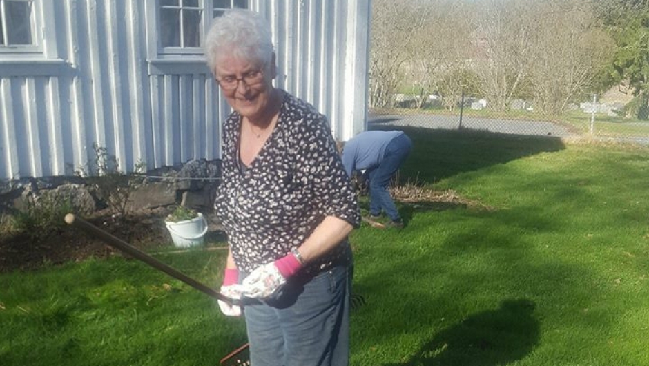 Løv og kvister blir fjernet