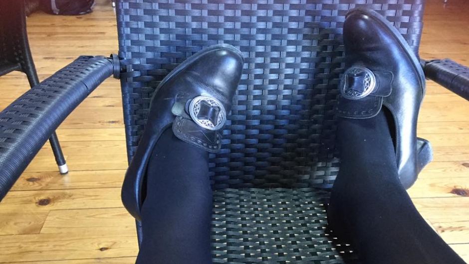 Slitne føtter etter mange timer på stand. Slitne føtter etter mange timer på stand.