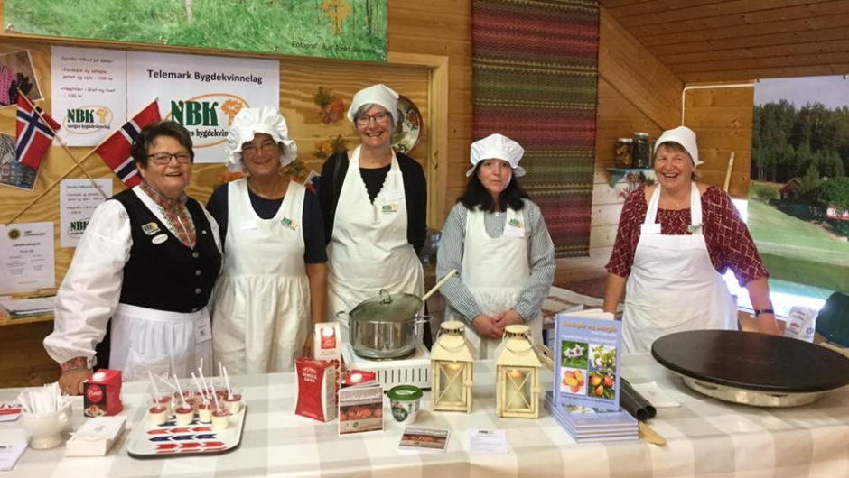 Flotte bygdekvinner i tidsriktige antrekk. Flotte bygdekvinner i tidsriktige antrekk.