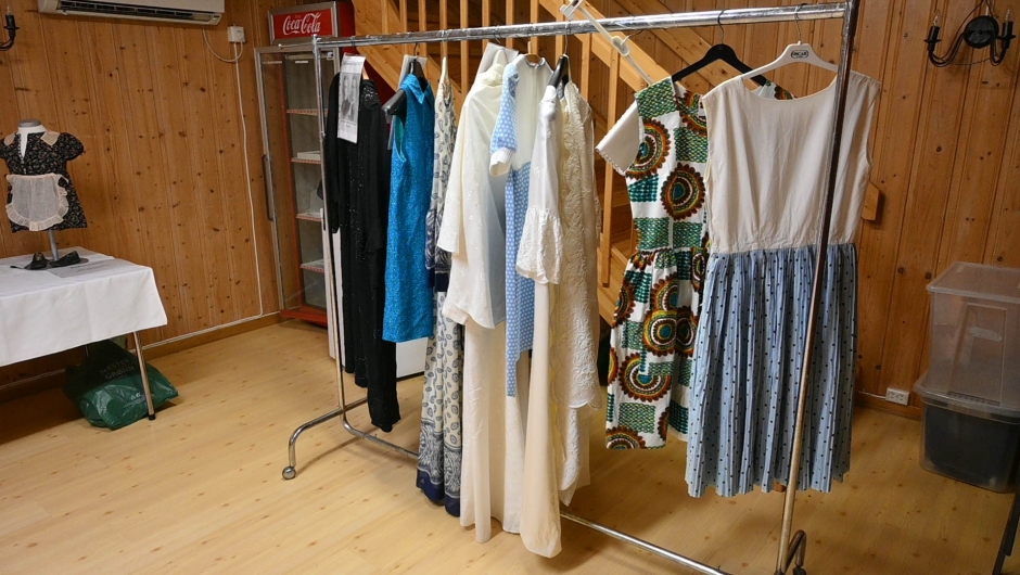 Flere klær fra ulike epoker ble vist fram. Foto: Boel Kristin Støvern Klær fra ulike epoker