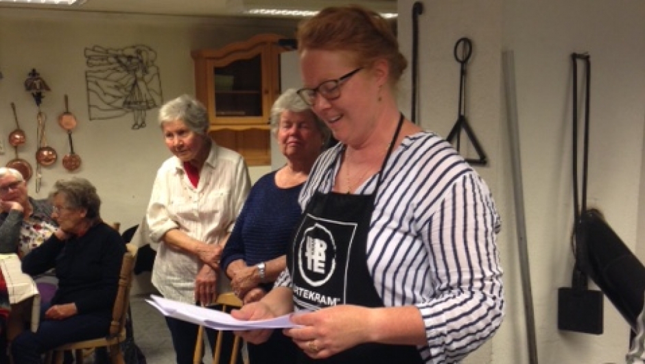 Vi deler oss opp i lag av 3, mens Ellen instruerer