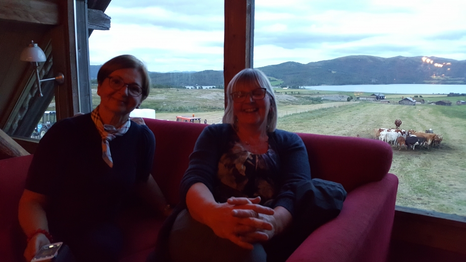 Else og Sigrun framfor Tessevatnet på Brimi Seter. Foto: Kathrine Holten