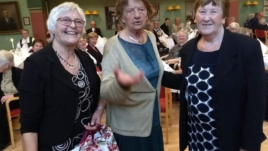 Emma Alme (i midten) og Jorunn Sande (til venstre) fekk utdelt ei Noregs bygdekvinnelagstavle som takk for engasjert medlemsskap i over 40 år.
