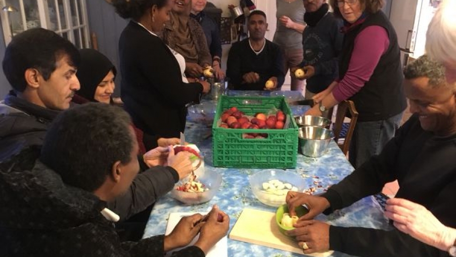 Eplemosarbeidere på kjøkkenet til Lisbeth