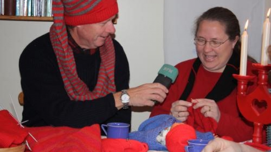 Margunn Einarsen forteller om nisseluestrikking.til Baanerud