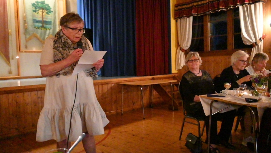 Eva Enersen leste opp sin jubileumsprolog. Foto: Boel Kristin Støvern Framføring av jubileumsprolog