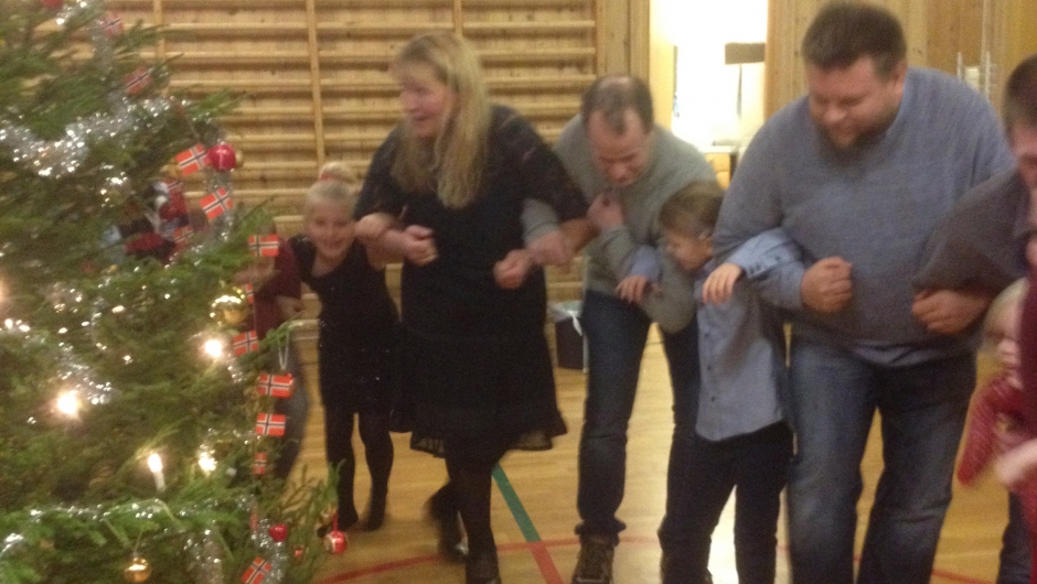 Vi går rundt juletreet