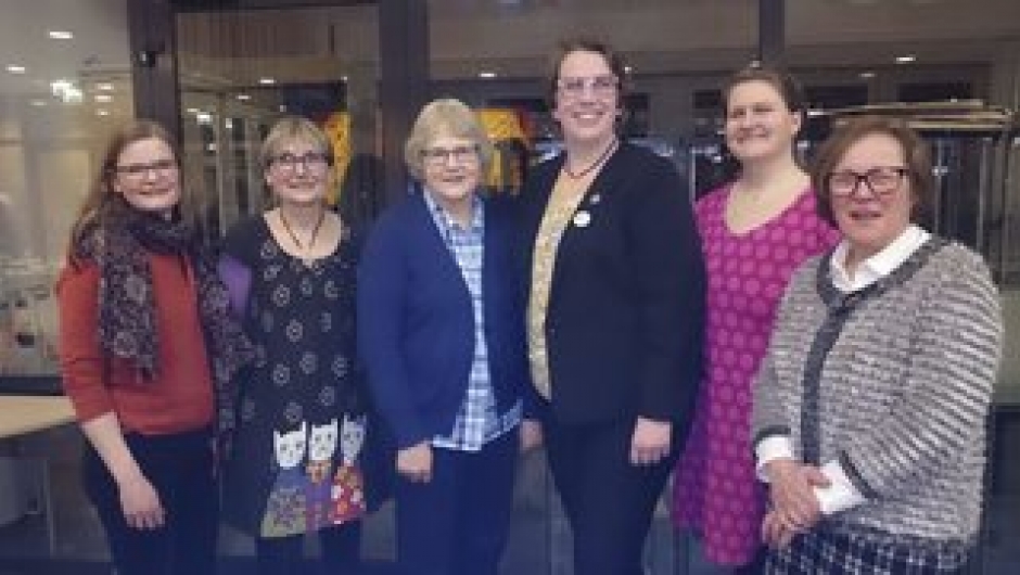 Ellen Krageberg flankert av Thea, Jorun,Marit, Monika og Inger Johanne Leder Ellen ledere/ nestledere fra de 5 laga.