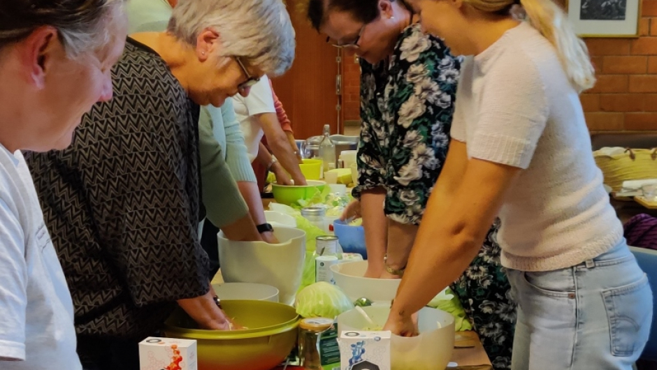 Vannet skal klemmes ut av kålen. Foto: K.A.Larsen Kurs. Foto:K.A.Larsen