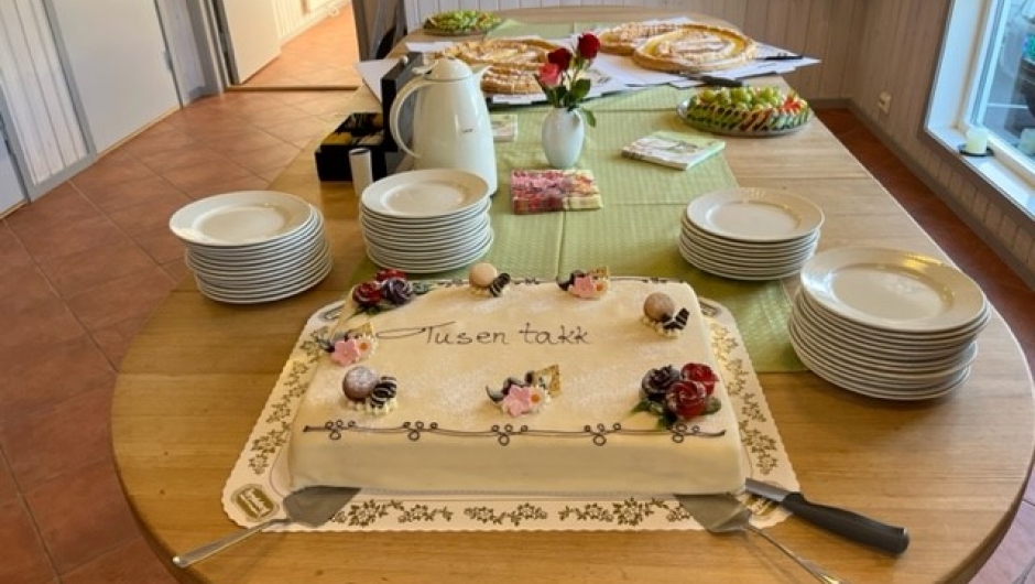 God mat og festkake ble servert