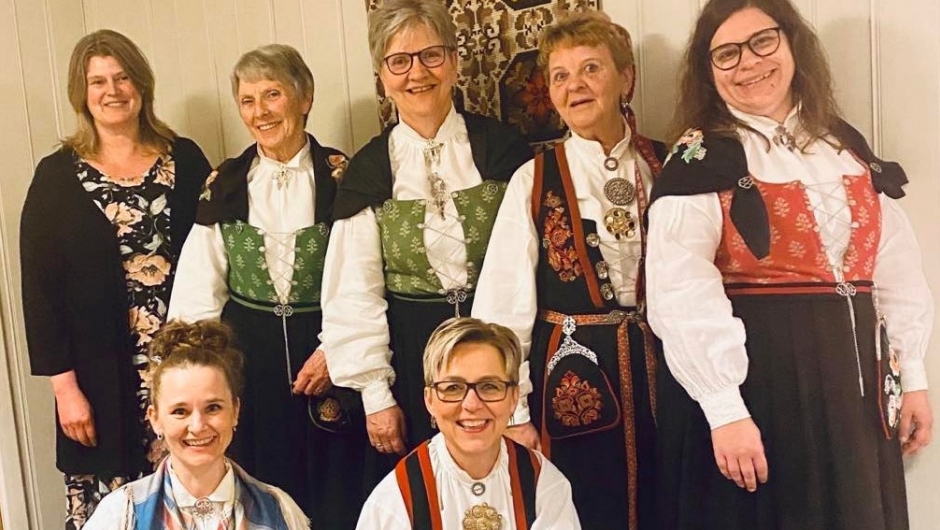 Festkomiteen og ØBK. Bak fra venstre: Kristin Bjerke ØBK, Eva Marie Sandberg, Marit Hoff Lund, Anne Åaulshus, Nadja Stumberg ØBK. Foran fra venstre: A\Marit Hauglid og Grethe Paulshus Festkomiteen og ØBK. Bak fra venstre: Kristin Bjerke ØBK, Eva Marie Sandberg, Marit Hoff Lund, Anne Åaulshus, Nadja Stumberg ØBK. Foran fra venstre: A\Marit Hauglid og Grethe Paulshus