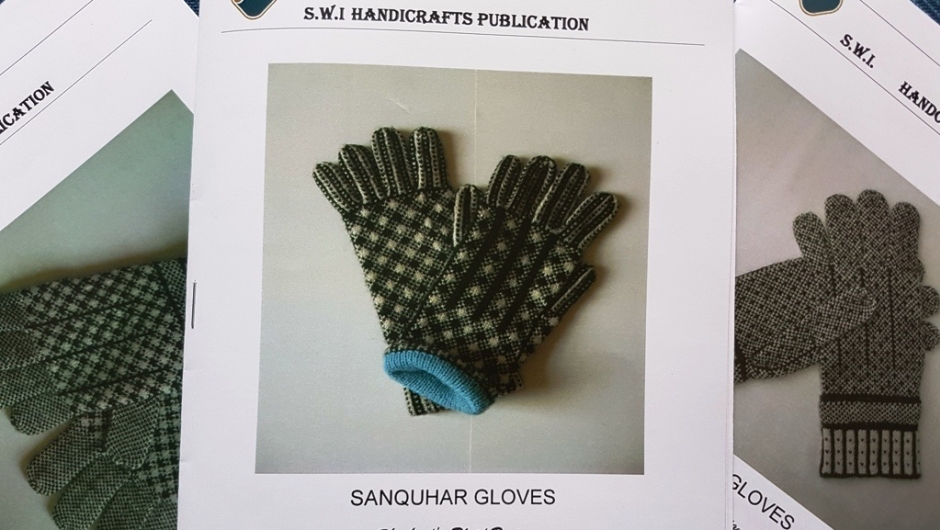 Sandquhar gloves 2017: Tradisjonelle vanter fra Sanquhar i Dumfriesshire i Skottland. Oppskrift(er) kan bestilles hos The Scottish Women`s Institute. Sandquhar gloves 2017: Tradisjonelle vanter fra Sanquhar i Dumfriesshire i Skottland. Oppskrift(er) kan bestilles hos The Scottish Women`s Institute.