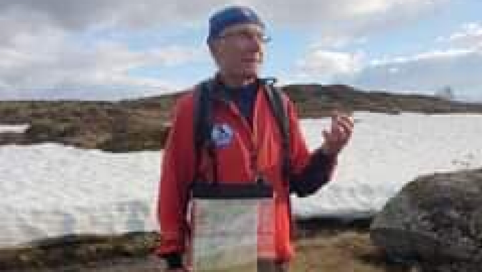 Bjarne forklarar kva som er viktig å tenkja på når ein er ute og skal bruka kart og kompass. Foto: Liv Spilde
