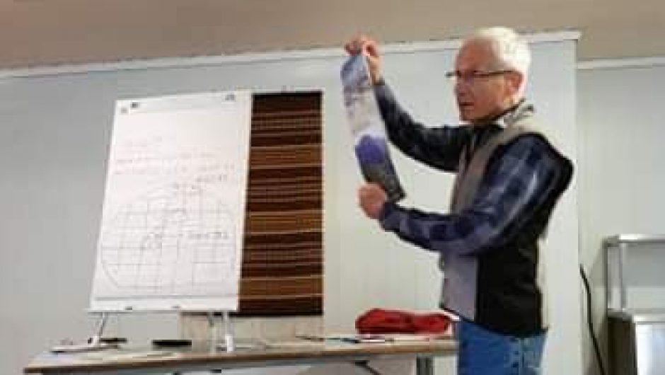 Bjarne Fosse frå Voss utferdslag var flink læremeister. Foto: Bjørg A. Grønås