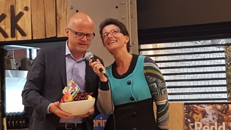 KLima- og miljøminster Vidar Helgesen og generalsekretær Heidi Kirkeby i Norges Birøkterlag iniviterer til nasjonal dugnad for å ta vare på biene. Foto: Cesilie Aurbakken